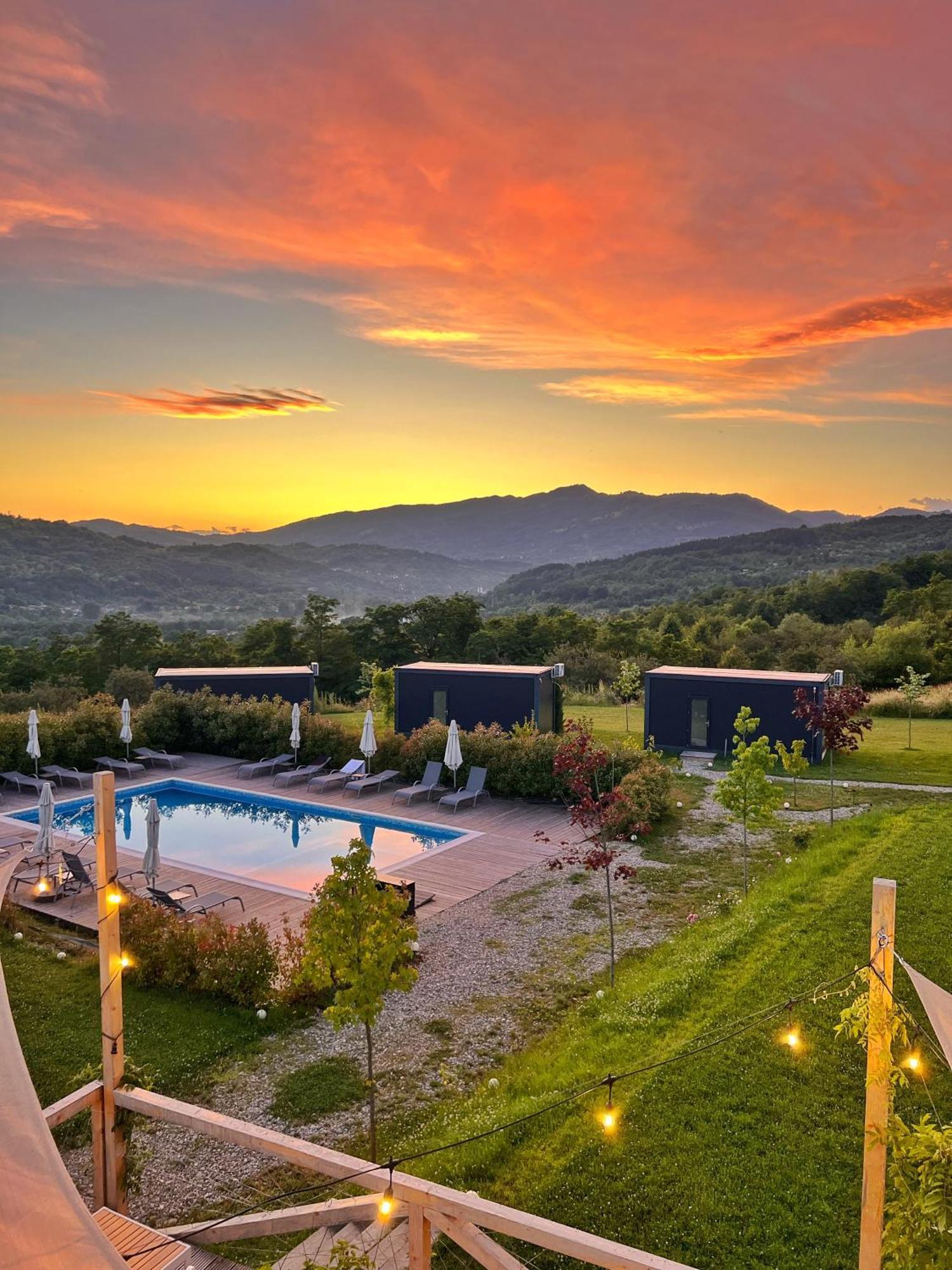Flandra Glamping Hotell Corbeni Exteriör bild
