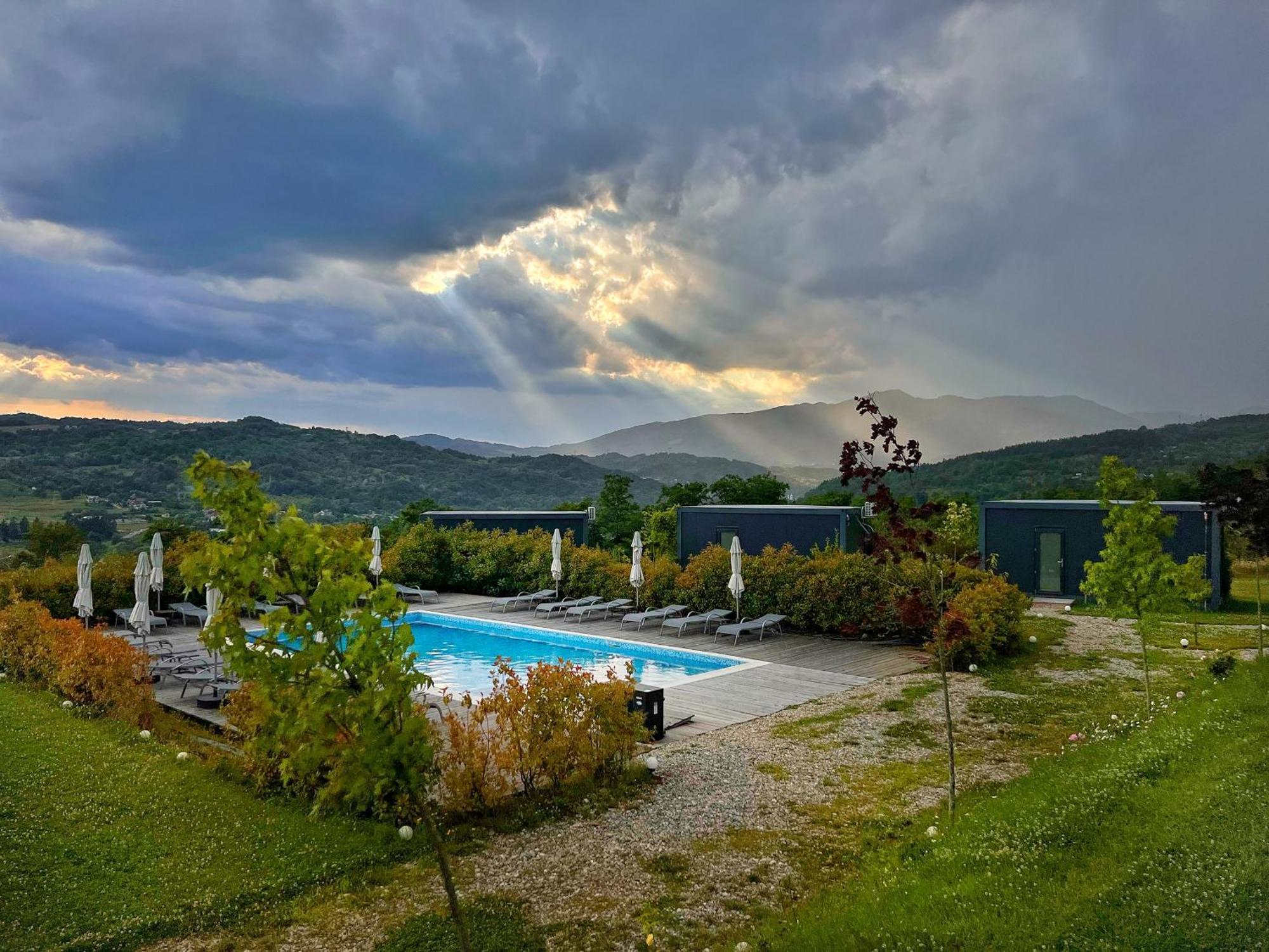 Flandra Glamping Hotell Corbeni Exteriör bild