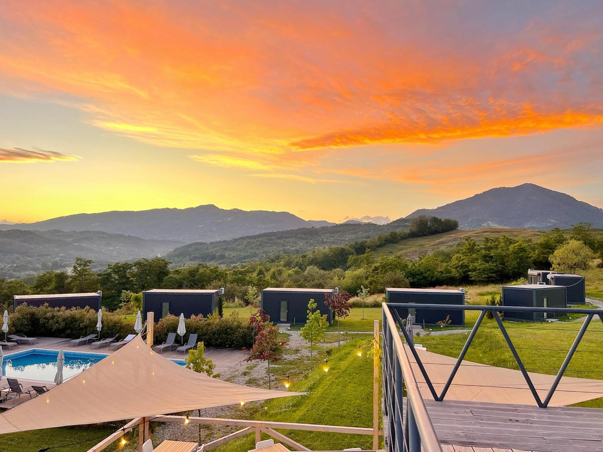Flandra Glamping Hotell Corbeni Exteriör bild